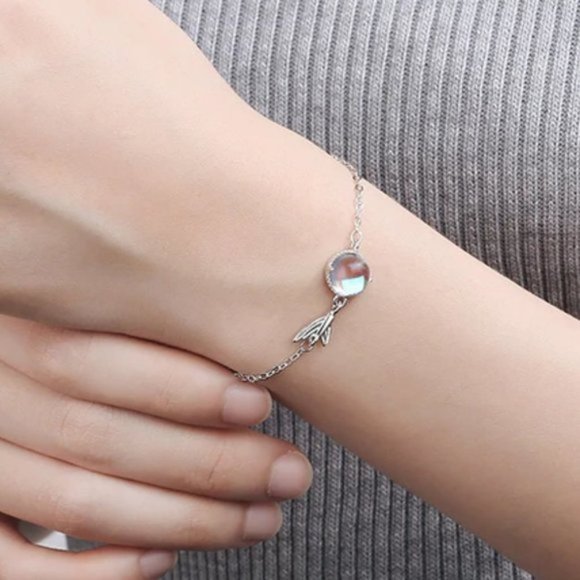 Jewelry - NEW Silver Cute Moonstone Tail bracelet